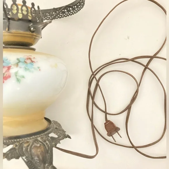 Vintage table lamp Hurricane lamp Victorian milk glass shade Hurricane lamp - Picture 5 of 6